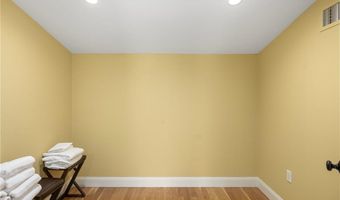 3 Oak St, Middletown, RI 02842