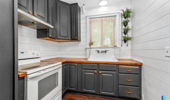 411 W Cedar St, Beresford, SD 57004