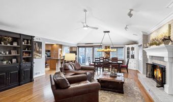 1415 W Hawthorne St, Arlington Heights, IL 60005