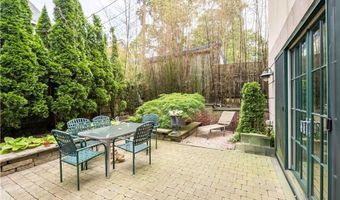 22 Young St, Newport, RI 02840