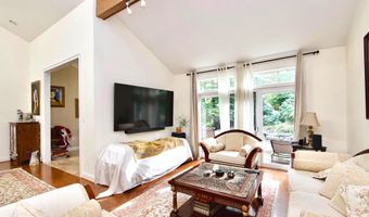 8312 UPPER SPRING Ln, Annandale, VA 22003