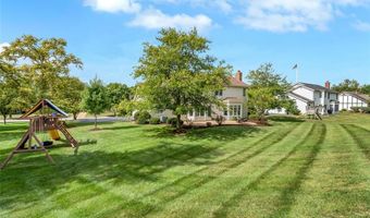 821 Heatherhaven Dr, Ballwin, MO 63011