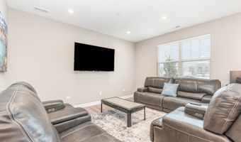 253 Masters Dr, Addison, IL 60101