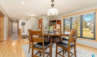 408 N Oak Ridge Rd, Brandon, SD 57005