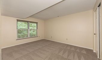 817 Woodside Trails Dr, Ballwin, MO 63021