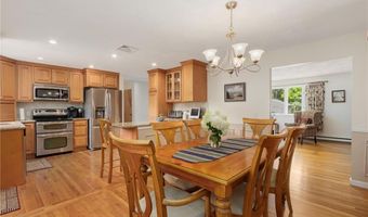 68 Birchwood Dr, Narragansett, RI 02882