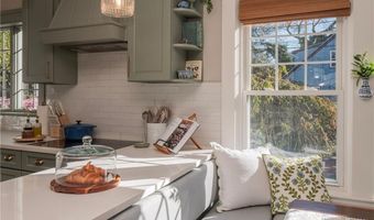 26 Vernon Ave, Newport, RI 02840