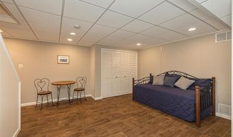 733 Castle Ridge Dr, Ballwin, MO 63021