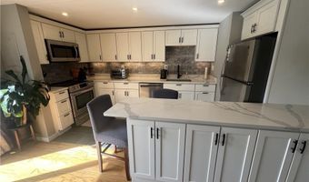 16 Dudley Ave 6, Newport, RI 02840