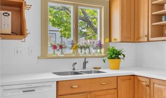 4 Van Zandt Ave, Newport, RI 02840