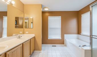 7 Lake Plumleigh Ct, Algonquin, IL 60102