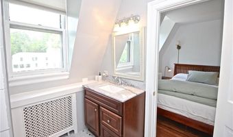 1 Oakwood Ter 7, Newport, RI 02840