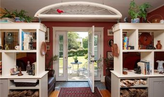 7 Boulevard E, Middletown, RI 02842