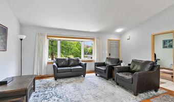 2040 Honey Locust Dr, Algonquin, IL 60102