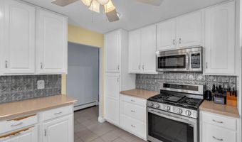 496 Apple Valley Dr, Belford, NJ 07718