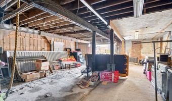 33 W Olive St, Aurora, MO 65605