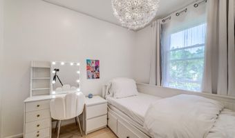 8 CARRIAGE HOUSE Cir, Alexandria, VA 22304