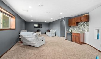 212 N Fairway Dr, Brandon, SD 57005