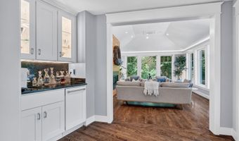 6430 KENHOWE Dr, Bethesda, MD 20817