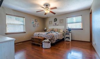 104 Caulder Dr, Chickasha, OK 73018
