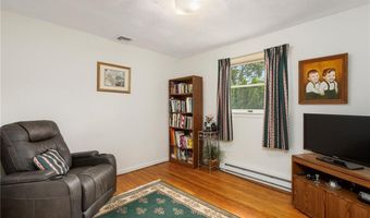 68 Birchwood Dr, Narragansett, RI 02882
