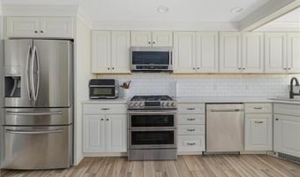 2 Carvin Ct, Warwick, RI 02886