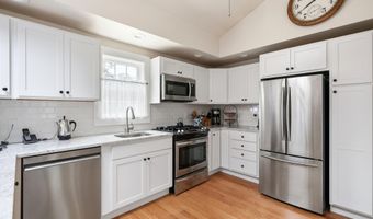 40 Cape Cod Ln, Barnstable, MA 02630