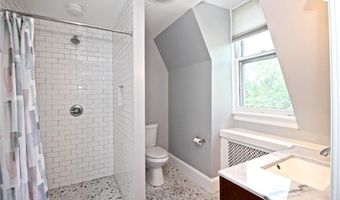 1 Oakwood Ter 7, Newport, RI 02840