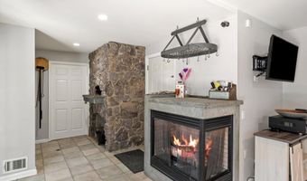 4 Twain Dr, Allentown, NJ 08501