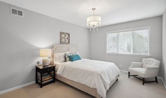 1923 N Carlyle Pl, Arlington Heights, IL 60004