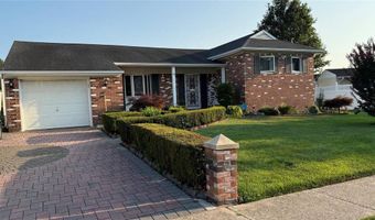 6 Winter Ln, Amityville, NY 11701