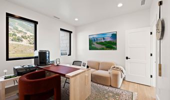 348 E HIDDEN LAKE Dr, Bountiful, UT 84010