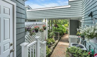 4 Victoria Dr, Amityville, NY 11701