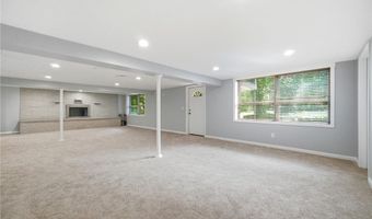 1097 Oak Tree Rd, Akron, OH 44320