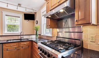 27 Cranston Ave, Newport, RI 02840