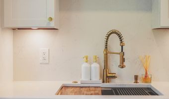 8 CARRIAGE HOUSE Cir, Alexandria, VA 22304