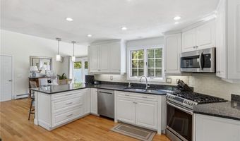 34 Brooks Farm Dr, Bristol, RI 02809