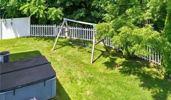 17 Ostend St, Johnston, RI 02919