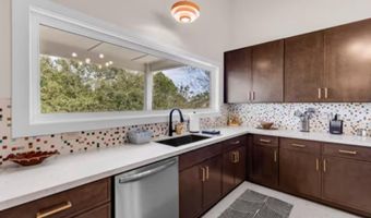 218 Thomas St, Bay St. Louis, MS 39520