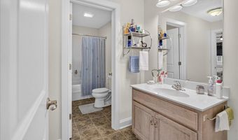 29 Mulberry Dr, Albany, NY 12205