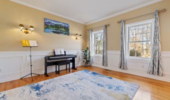 33 Roxbury Ct, Cheshire, CT 06410