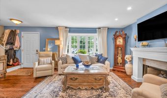 21 Lakeview Dr, Branford, CT 06405