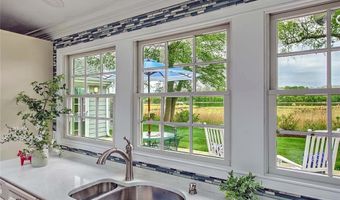 33 Meadowbrook Dr, Barrington, RI 02806