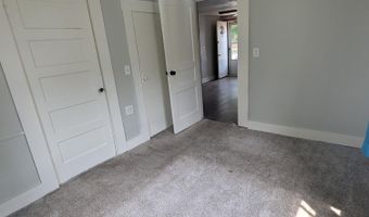 18 W Delta St, Aurora, MO 65605