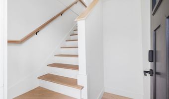 7 Sheffield Ave, Newport, RI 02840
