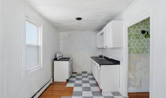 8 Mann Ave, Newport, RI 02840