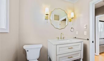 32 Richmond St 1, Bristol, RI 02809