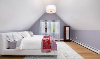 5 Maloney Ln, Middletown, RI 02842