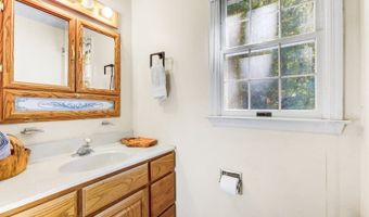 9 Crest Hill Dr, Alloway, NJ 07461