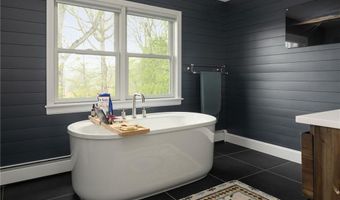 21 Preston Dr, Barrington, RI 02806